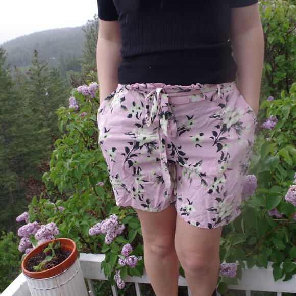 Ladies Vero Moda Flower Shorts - Picture 2 of 5